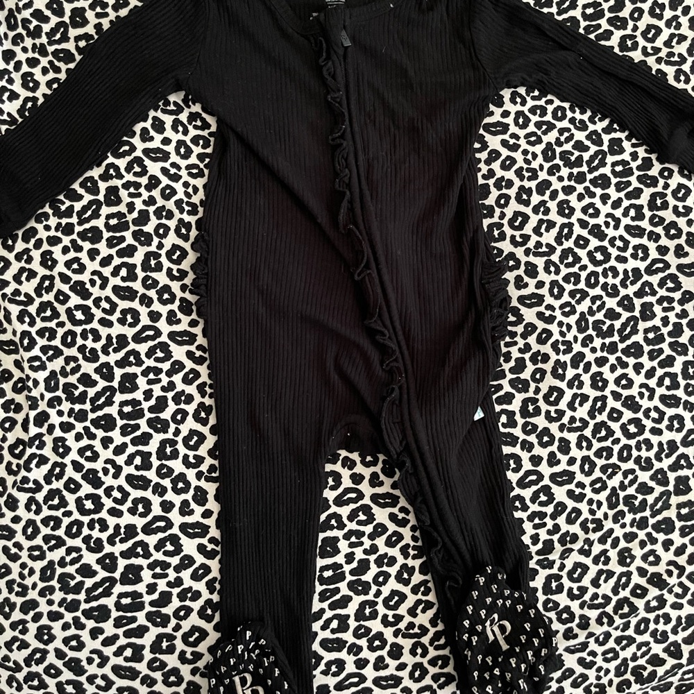 Posh peanut black ribbed footie
